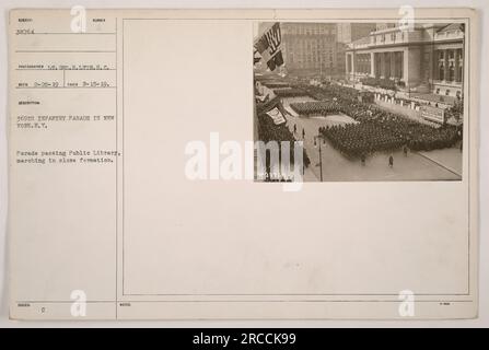 369th Infantry Parade à New York, pris le 15 février 1919. Le défilé est vu passer par la Bibliothèque publique, avec l'infanterie marchant en formation rapprochée. Cette photographie a été prise par Geo. H. Lyon du signal corps le 28 février 1919. Banque D'Images