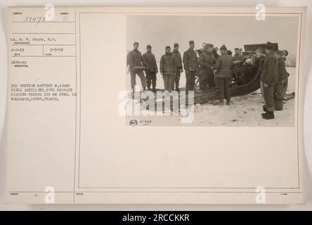 La 3e section, batterie B de la 142e artillerie de campagne, 64e brigade, peut être vue sur cette photographie chargeant des canons français de 155 mm au Valdahon, Doubs, France. La photo a été prise par le lieutenant R. W. Sears le 5 avril 1919, sous le numéro de référence RECO 51478 2835-F9. Cette description a été documentée le 5 février 1919. Banque D'Images