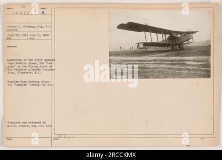 Lancement du premier avion de bombardement Handley-page, le Langley, sur le terrain de vol de la Standard Aircraft Corporation à Elizabeth, New Jersey. La photo montre l'avion de bombardement Handley-page montant dans les airs. Prise entre le 25 juillet 1916 et le 6 juillet 1918. Censuré et libéré par le censeur du M.I.B. le 15 août 1918. Banque D'Images