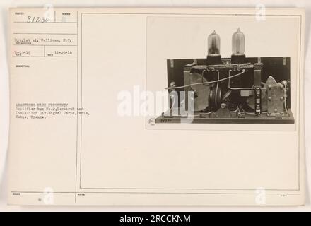 Le sergent de première classe Gallivan, du corps des signaux, est photographié avec une boîte d'amplificateur haute fréquence Armstrong n ° 2. La photographie a été prise à Paris, Seine, France, le 29 novembre 1918. Cette image fait partie d'une série documentant les activités militaires américaines pendant la première Guerre mondiale. Banque D'Images