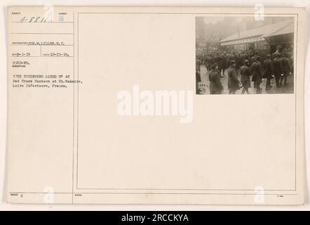 17th Engineers de l'armée américaine debout dans une ligne à la cantine de la Croix-Rouge située à St. Nazaire, Loire Inferieure, France. La date de prise est le 21 décembre 1918. La photographie a été prise par le photographe Jos. M. Lilles. L'image est étiquetée avec le numéro d'image 48611. Banque D'Images