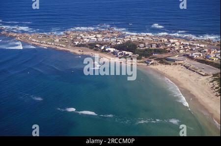 Buffelsbaai (également Buffels Bay et Buffalo Bay) est un petit village balnéaire de la Garden route de la province du Cap occidental en Afrique du Sud. Banque D'Images