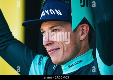 France. 13 juillet 2023. Photo Alex Whitehead/SWpix.com - 13/07/2023 - Cyclisme - Tour de France 2023 - étape 12 : Roanne à Belleville-en-Beaujolais (168.8km) - Jasper Philipsen d'Alpecin-Deceuninck crédit : SWpix/Alamy Live News Banque D'Images