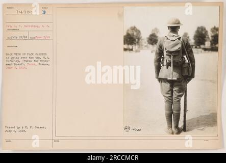 Cette photographie prise le 3 juin 1918, à Tours, en France, représente le soldat L. P. Goldshlag de l'infanterie américaine. L'image montre la vue arrière du paquet qu'il a porté en passant par le dessus. La photo a été prise pour la Commission de l'équipement et a passé le 4 E. F. censeur le 2 juillet 1918. Banque D'Images