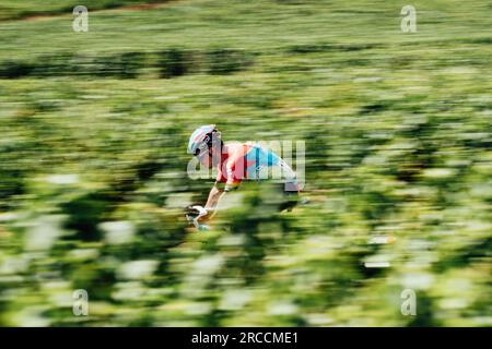 Belleville en Beaujolais, France. 13 juillet 2023. Photo de Zac Williams/SWpix.com- 13/07/2023 - Cyclisme - Tour de France 2023 - Etape 12 Roanne à Belleville-en-Beaujolais (168.8km) - Caleb Ewan, Lotto Dstny. Crédit : SWpix/Alamy Live News Banque D'Images