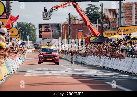 Belleville en Beaujolais, France. 13 juillet 2023. Photo de Zac Williams/SWpix.com- 13/07/2023 - Cyclisme - Tour de France 2023 - Etape 12 Roanne à Belleville-en-Beaujolais (168.8km) - Ion Izagirre, Team Cofidis. Crédit : SWpix/Alamy Live News Banque D'Images