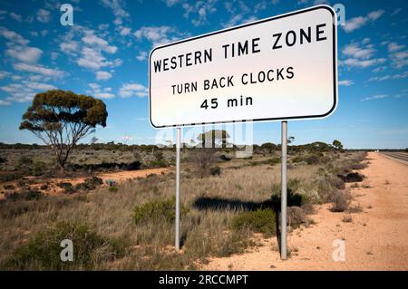 Passage dans le fuseau horaire de l'Australie occidentale sur l'Eyre Highway à travers la plaine de Nullarbor Banque D'Images