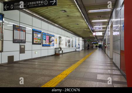 Busan, Corée du Sud - 19 mars 2018 : vue en perspective de l'intérieur de la station de métro à Busan, les gens attendent le train Banque D'Images