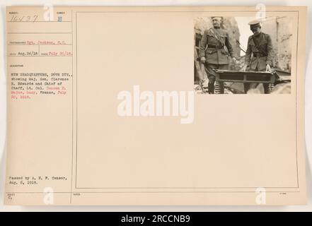 Le major général Clarence R. Edwards et le chef d'état-major, le lieutenant-colonel Duncan E. Major, sont présentés devant le nouveau quartier général de la 26e division à Lucy, en France, le 20 juillet 1918. La photographie a été prise par le sergent Jackson et reçue le 24 août 1918. Il a été adopté par l'A.E.F. Censurer le 6 août 1918. Banque D'Images