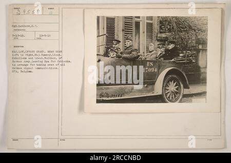 Photographie prise par le sergent Lothers le 12 mars 1919. L'image montre le major Loy sur le siège avant, et sur le siège arrière de gauche à droite, le major Ramsey, Lieut. Schellens et Lieut. Walther de l'armée allemande. Ils quittent Spa, en Belgique, pour se rendre à Coblents pour gérer la reprise des communications par signaux allemands. Nouveau numéro 12-5-18. Banque D'Images