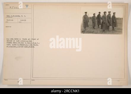 Le major-général Peter E. Traub et son état-major sont vus en train de procéder à un examen du personnel de la 41e Division. Sont également présents le brigadier général Eli K. Cole des États-Unis Corps des Marines, capitaine Harry H. Semmes, et major général Traub lui-même. La photo a été prise à St. Romaine, Loir et cher, France. Photographe : Sgt. L.B. Leeds. Date : 27 mars 1919. Banque D'Images