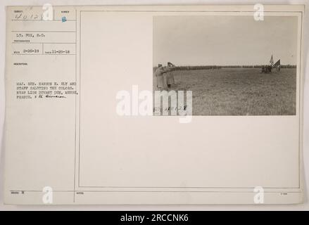 Le major général Hanson E. Ely et son état-major saluent les couleurs près de Lion devant Dun, Meuse, France. Cette photographie a été prise le 20 novembre 1918. L'image montre la 5e division engagée dans des activités militaires pendant la première Guerre mondiale. Les notes indiquent la photographie avec le numéro de référence 40128 et ses informations de source. Banque D'Images