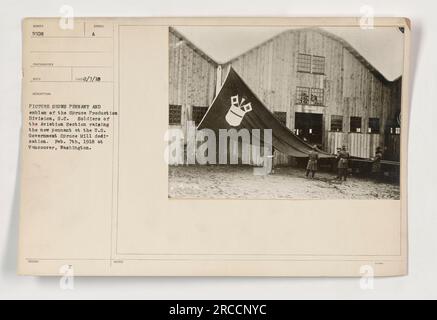 Des soldats de la Section de l'aviation lèvent un nouveau fanion et l'emblème de la Spruce production Division lors de l'inauguration des États-Unis Gouvernement Spruce Mill le 7 février 1918 à Vancouver, Washington. La photographie a été prise le 7 février 1919. Banque D'Images