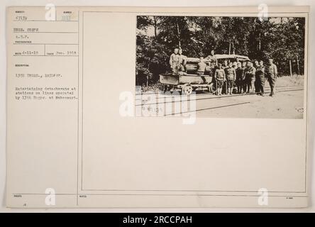 Soldats américains du 13th Engineers, Railway, recevant des détachements dans les stations le long des lignes exploitées par le 13th Engineers à St. Nubecourt. La photographie a été prise en juin 1918 par un photographe des Forces expéditionnaires américaines. Cette image est numérotée 47139 et fait partie de la collection du corps du Génie. Banque D'Images