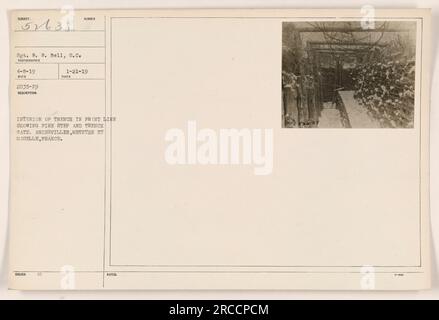 Vue intérieure d'une tranchée en première ligne montrant la marche incendie et la grille de tranchée. Cette photographie a été prise à Ancerviller, Meurthe et Moselle, France. Il a été capturé par le sergent W. W. Bell, S.C. le 8 avril 1919. Description information publiée le 3 mars 1919, avec le numéro 1-21-19. Banque D'Images