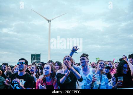 Dour, Belgique. 13 juillet 2023. L'illustration montre les festivaliers pendant la deuxième journée de l'édition 2023 du festival Dour à Dour, le jeudi 13 juillet 2023. Le festival a lieu du 12 au 16 juillet. BELGA PHOTO JUSTIN NAMUR crédit : Belga News Agency/Alamy Live News Banque D'Images