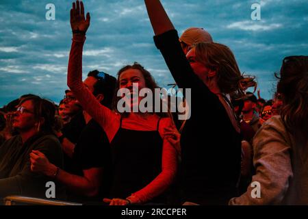 Dour, Belgique. 13 juillet 2023. L'illustration montre les festivaliers pendant la deuxième journée de l'édition 2023 du festival Dour à Dour, le jeudi 13 juillet 2023. Le festival a lieu du 12 au 16 juillet. BELGA PHOTO JUSTIN NAMUR crédit : Belga News Agency/Alamy Live News Banque D'Images