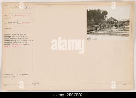 Une vue générale d'un village chinois à Romorantin, en France, construit par des entreprises de travail chinoises pour le plus grand A.E.F. Champ d'approvisionnement de l'aviation pendant la première Guerre mondiale La photographie a été prise le 8 juin 1918 et reçue le 22 juillet 1918. Il est classé sous le numéro de sujet 14752, mettant en vedette le Pvt L. P. Goldshlag de la S. C. (abréviation de classification inconnue). L'image a été transmise par le censeur A. E. P. le 2 juillet 1918, et est également répertoriée sous le numéro E du photographe et des notes supplémentaires numérotées 18702. Banque D'Images