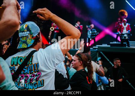 Dour, Belgique. 13 juillet 2023. L'illustration montre les festivaliers pendant la deuxième journée de l'édition 2023 du festival Dour à Dour, le jeudi 13 juillet 2023. Le festival a lieu du 12 au 16 juillet. BELGA PHOTO JUSTIN NAMUR crédit : Belga News Agency/Alamy Live News Banque D'Images