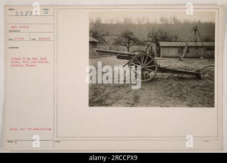 Le sergent Koenig tient un canon allemand de 77 mm, modèle de 1916, doté d'un canon long. La photographie a été prise le 20 mars 1918 à Serches, en France. Cette image fait partie de la collection étiquetée #33887, et le photographe l'a recommandée pour publication le 7 janvier 1919. Banque D'Images