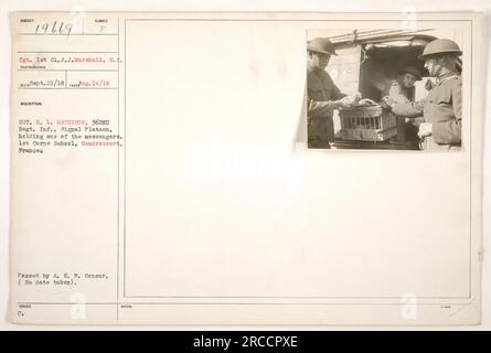 Le sergent H. L. Mathison du 362e régiment Inf., peloton de signalisation, est vu tenant l'un des messagers à l'école du 1e corps à Gondrecourt, France. Cette photographie a été prise par le sergent 1st Cl. J.J. Marshall, s.c. L'image a été reçue le 21 septembre 1918 et Bates 14/18. Il a été approuvé par le censeur de l'A.E.F. mais la date exacte prise est inconnue." Banque D'Images