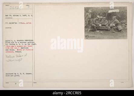 Le 2nd Lt Adrian C. Duff du signal corps est représenté donnant les premiers soins à un soldat blessé, le Lt Stiles A., sur cette photographie. Les blessures du soldat blessé sont simulées à l'encre rouge. La scène se déroule dans les Ardennes, au nord de Fleville. Wallace Baker est également présent sur l'image. La photo a été publiée par l'A.E.F. Censurer et la date d'émission est inconnue. Banque D'Images