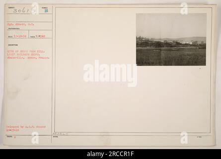 Le sergent Abbott du corps des signaux est photographié à Abainville, Meuse, France. L'image montre une vue des magasins depuis une colline, en particulier les magasins de train léger. La photographie a été publiée par le censeur de l'A.E.F. le 23 décembre 1918. Les notes supplémentaires comprennent le numéro de référence 30618. Banque D'Images
