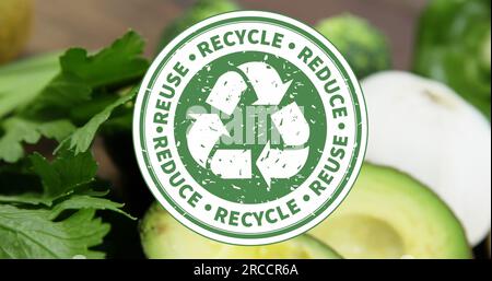 Composé de texte de recyclage et signe sur les fruits et légumes Banque D'Images