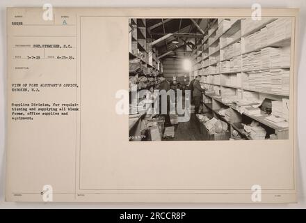 Une vue du bureau de Port Adjutant à Hoboken, New Jersey Ce bureau est chargé de demander et de fournir tous les formulaires vierges, les fournitures de bureau et le matériel pour la Division des approvisionnements. Cette photographie a été prise par le sergent Stemizer le 25 juin 1919 et est identifiée par le symbole A-RECO 7-7-19 et la note d'émission numéro 58538. Banque D'Images