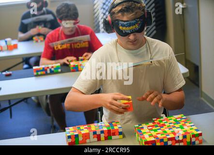 New Westminster, Canada. 13 juillet 2023. Les participants participent au Championnat canadien de Speedcubing 2023 à l'aréna Queen's Park à New Westminster, Colombie-Britannique, Canada, le 13 juillet 2023. Au total, 320 participants de 20 pays et régions ont participé au championnat du 13 au 16 juillet. Crédit : Liang Sen/Xinhua/Alamy Live News Banque D'Images