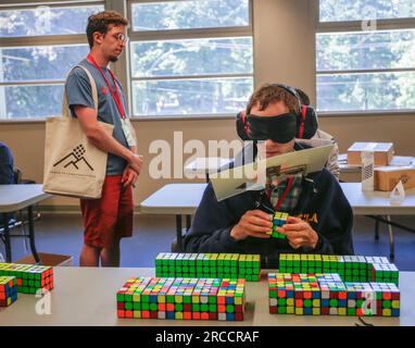 New Westminster, Canada. 13 juillet 2023. Un concurrent résout un Rubik's Cube les yeux bandés lors du Championnat canadien de Speedcubing 2023 à l'aréna Queen's Park à New Westminster, Colombie-Britannique, Canada, le 13 juillet 2023. Au total, 320 participants de 20 pays et régions ont participé au championnat du 13 au 16 juillet. Crédit : Liang Sen/Xinhua/Alamy Live News Banque D'Images