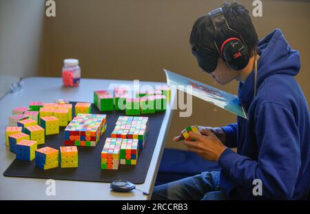 New Westminster, Canada. 13 juillet 2023. Un concurrent résout un Rubik's Cube les yeux bandés lors du Championnat canadien de Speedcubing 2023 à l'aréna Queen's Park à New Westminster, Colombie-Britannique, Canada, le 13 juillet 2023. Au total, 320 participants de 20 pays et régions ont participé au championnat du 13 au 16 juillet. Crédit : Liang Sen/Xinhua/Alamy Live News Banque D'Images