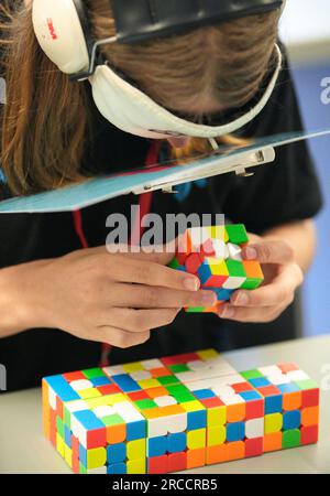 New Westminster, Canada. 13 juillet 2023. Un concurrent participe au Championnat canadien de Speedcubing 2023 à l'aréna Queen's Park de New Westminster, Colombie-Britannique, Canada, le 13 juillet 2023. Au total, 320 participants de 20 pays et régions ont participé au championnat du 13 au 16 juillet. Crédit : Liang Sen/Xinhua/Alamy Live News Banque D'Images