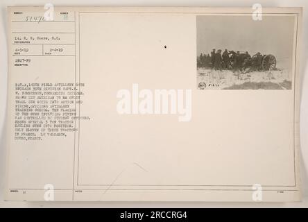 Soldats américains de Bat. A, 140th Field Artillery, 64th Brigade, 39th Division, sous le commandement du capitaine E.W. Romberger, exploite un nouveau canon à traînée divisée américain de 75 mm lors d'un exercice d'entraînement au Valdahon, Doubs, France. Le canon est contrôlé par des officiers étudiants, et est transporté en position par un rare tracteur de trois tonnes. Banque D'Images