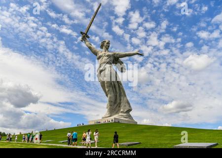 Volgograd. 13 juillet 2023. Cette photo prise le 13 juillet 2023 montre la statue des appels de la mère patrie à Mamayev Kurgan à Volgograd, en Russie. Crédit : CAO Yang/Xinhua/Alamy Live News Banque D'Images