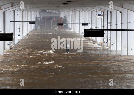 (230714) -- SÉOUL, 14 juillet 2023 (Xinhua) -- cette photo prise le 14 juillet 2023 montre un pont submersible inondé à Séoul, en Corée du Sud. Des pluies durables ont frappé Séoul ces derniers jours. (NEWSIS via Xinhua) Banque D'Images