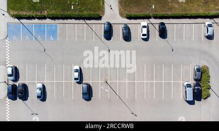 Vue aérienne sur les parkings gratuits de la ville avec beaucoup de voitures Banque D'Images