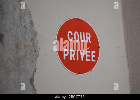 cour privée texte français signifie en france pas d'accès dans la cour privée propriété signe interdit d'entrer dans la ruelle Banque D'Images