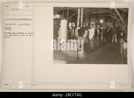 'Cuisine au Camp Hospital n°44, G.I.S.D., près de Gievre, Loir et cher, France. Photographie prise par le sergent J. W. Crunelle le 1-29-19. La cuisine est occupée et bien équipée, servant des repas au personnel de l'hôpital et aux patients. C'est une partie essentielle des opérations du camp pendant la première Guerre mondiale. » Banque D'Images