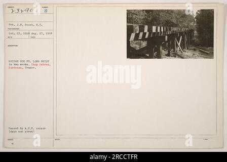 Soldat J.P. Plage de Caroline du Sud posant sur un pont qui est de 600 pieds. long, construit en seulement deux semaines. La photographie a été prise le 27 août 1918, au Camp Sabres à Bordeaux, France. La photo a été examinée et adoptée par le censeur de l'A.E.P. cependant, la date exacte de l'examen du censeur n'est pas fournie. Le numéro de référence de l'image est le 111-SC-23290. Banque D'Images