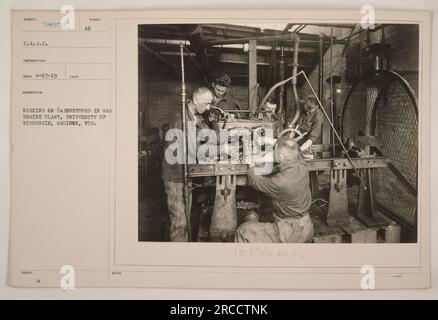 Soldats du Student Army Training corps (S.A.T.C.) travaillant sur des carburateurs dans l'usine de moteurs à gaz de l'Université du Wisconsin, Madison, Wis, dans les années 1910 La photographie a été prise le 27 avril 1919 et est identifiée par le code 58976. Il faisait partie de la collection S.E.C.D (signal corps Educational divisions) et pour usage officiel seulement. Banque D'Images