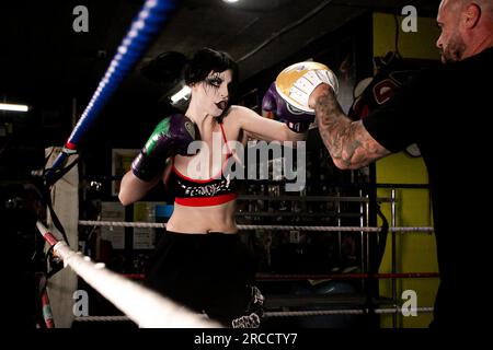 Dublin, Irlande. 13 juillet 2023. La boxeuse AVERY PONGRACZ pendant l'Open Workout avant la demi-finale du tournoi de boxe d'influence High Stakes au Celtic Warrior Boxing Club. (Image de crédit : © Danilo Fernandes/PX Imagens via ZUMA Press Wire) USAGE ÉDITORIAL SEULEMENT! Non destiné à UN USAGE commercial ! Banque D'Images