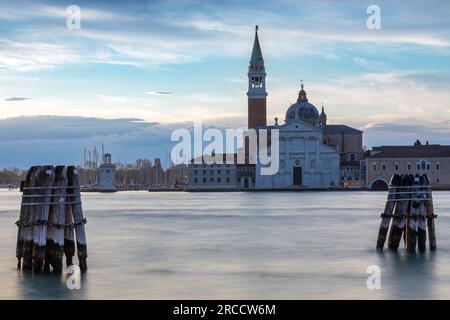 Vue sur San Giorgio Maggiore depuis Punta della Dogana à Venise en début de matinée Banque D'Images