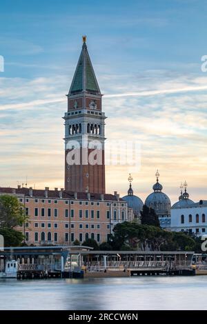 Vue sur le campanile depuis Punta della Dogana à Venise en début de matinée Banque D'Images