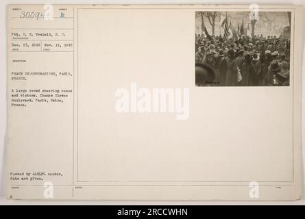 E. R. Trabold, S. C. a photographié une foule sur le boulevard des champs Elysées à Paris, France, le 11 novembre 1918. La photo capture les manifestations pour la paix et les célébrations de la victoire après la première Guerre mondiale. L'image montre une foule nombreuse qui encourage la paix. Il a été approuvé par le censeur ALELFL. Banque D'Images