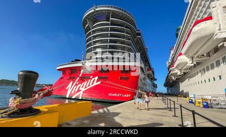 Puerto Plata, DR - 10 janvier 2022: Les gens qui se promènent à la Vierge Voyages Scarlet Lady bateau de croisière du port de la baie de Taino à Puerto Plata, Domi Banque D'Images