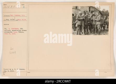 Le lieutenant A. Zimmerman, un officier du renseignement, peut être vu interroger des prisonniers allemands à Lucy, en France, le 20 juillet 1918. Cette photographie, numérotée 111-SC-16433, a été prise par le sergent Jackson et a été diffusée au public par le censeur de l'A.E.F. le 6 août 1918. Banque D'Images