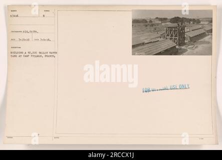 Construction d'un réservoir d'eau de 50 000 gallons en cours au Camp Pullman, France. Cette photographie, prise le 8 juillet 1918, capture les progrès réalisés sur le char. L'image est marquée du sceau officiel indiquant son utilisation restreinte à des fins militaires. Banque D'Images