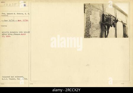 Robert M. Barnes, S. C., est vu grimper dans une billette après une randonnée en France le 17 avril 1918. La photographie a été prise le 17 avril 1918, puis censurée et publiée par M.I.B. Censurer le 14 juin 1918. Cette photo fait partie de la série de photographies 12235. Banque D'Images