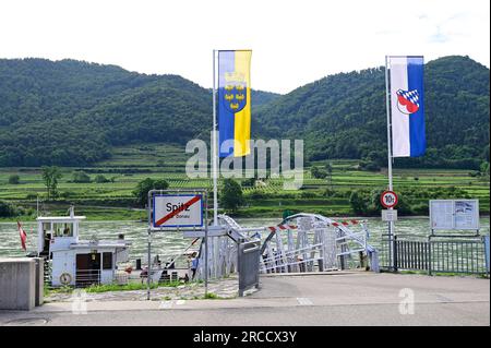 Spitz, Wachau, Basse-Autriche, Autriche. 5 juillet 2023. Drapeau autrichien inférieur (L) drapeau de la commune de Spitz (R) Banque D'Images